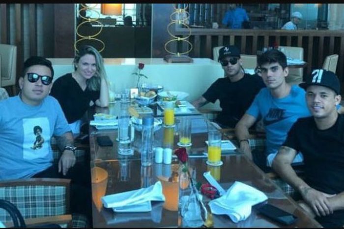 Pesepak bola Brasil, Neymar bersama rekan-rekannya di Dubai