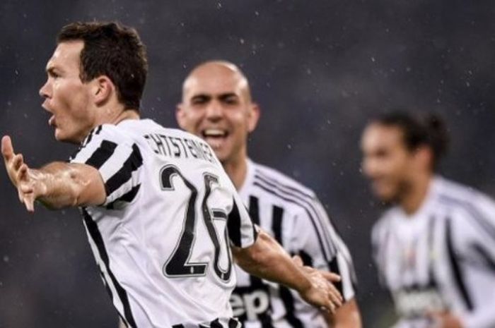 Stephan Lichtsteiner merayakan gol Juventus ke gawang Lazio pada perempat final Coppa Italia di Stadion Olimpico, Rabu (20/1/2016). 