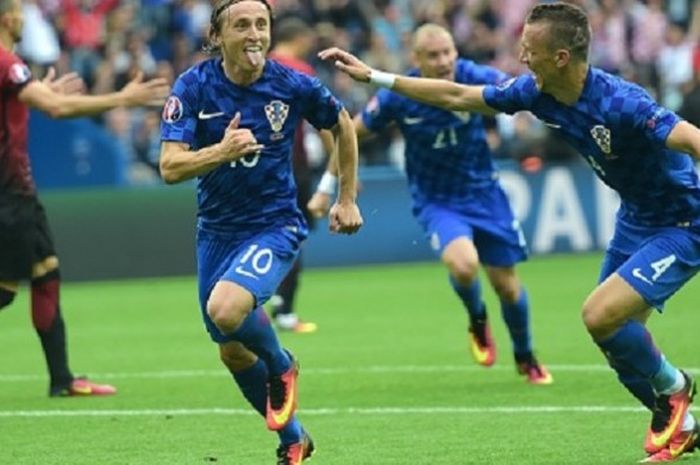 Luka Modric merayakan gol Kroasia ke gawang Turki pada pertandingan Grup D Piala Eropa 2016, Minggu (12/6/2016). 