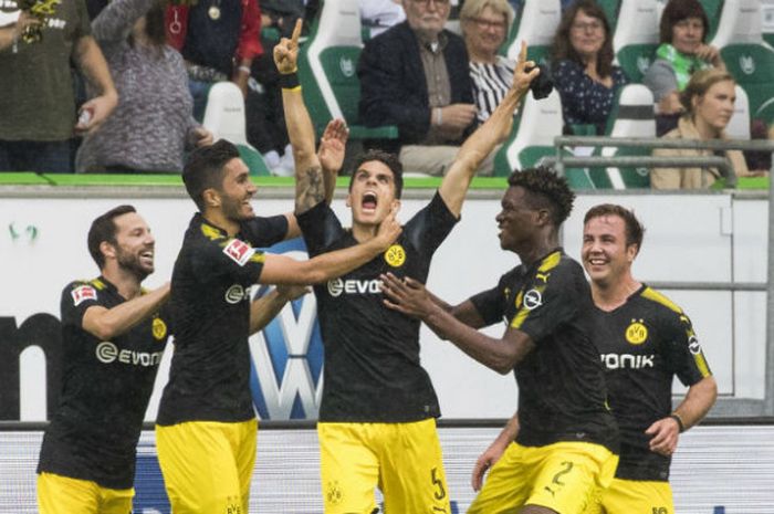 Ekspresi bek Borussia Dortmund, Marc Bartra (tengah), usai mencetak gol ke gawang VfL Wolfsburg pada laga pekan pertama Liga Jerman di Stadion Volkswagen Arena, Wolfsburg, Jerman, Sabtu (19/8/2017).
