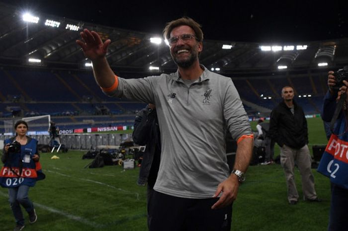 Pelatih Liverpool FC, Juergen Klopp, menyapa suporter seusai laga leg kedua semifinal Liga Champions kontra AS Roma di Stadion Olimpico, Roma, Italia pada 2 Mei 2018.