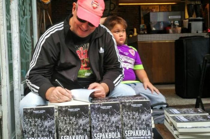 Antony Sutton saat menandatangani bukunya yang bertajuk 'Sepakbola: The Indonesian Way of Life' di Filosofi Kopi, Melawai, Jakarta Selatan, Rabu (15/2/2017).