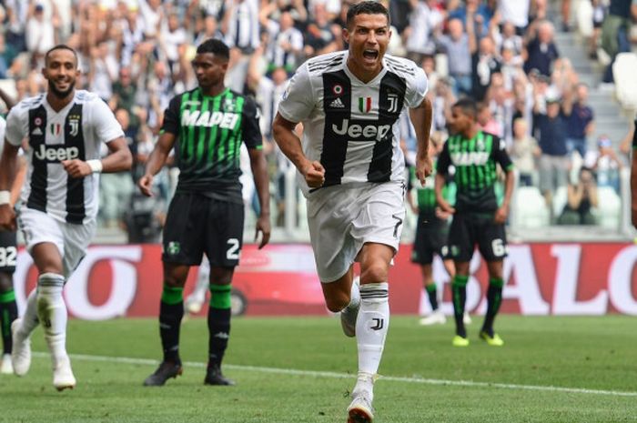 Striker Juventus, Cristiano Ronaldo, merayakan gol ke gawang Sassuolo dalam laga Liga Italia, 16 September 2018 di Juventus Stadium, Turin.