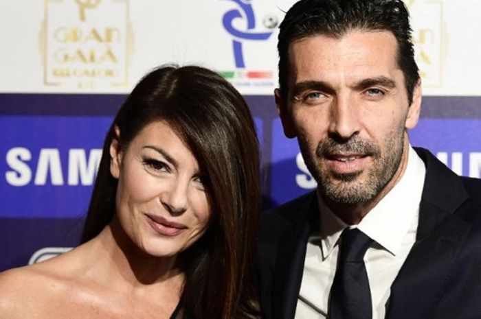 Kiper Juventus, Gianluigi Buffon (kanan), berpose dengan kekasihnya, Ilaria d'Amico, saat menghadiri acara penganugerahan pemain dan tim terbaik yang digelar oleh FIGC pada 27 November 2017.