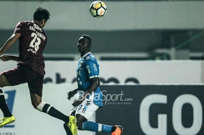 Duel perebutan bola antara bek PSM Makassar dan penyerang Persib Bandung, Ezechiel NDouassel di Stadion Gelora Bandung Lautan Api di Liga 1 2018 (23/5/2018).