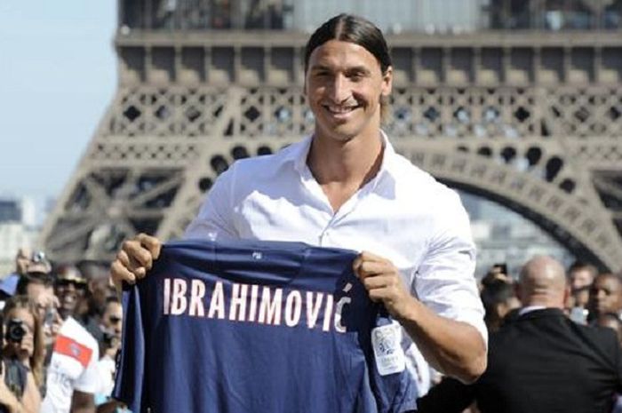 Zlatan Ibrahimovic memegang jersey PSG di depan menara eiffel tahun 2012