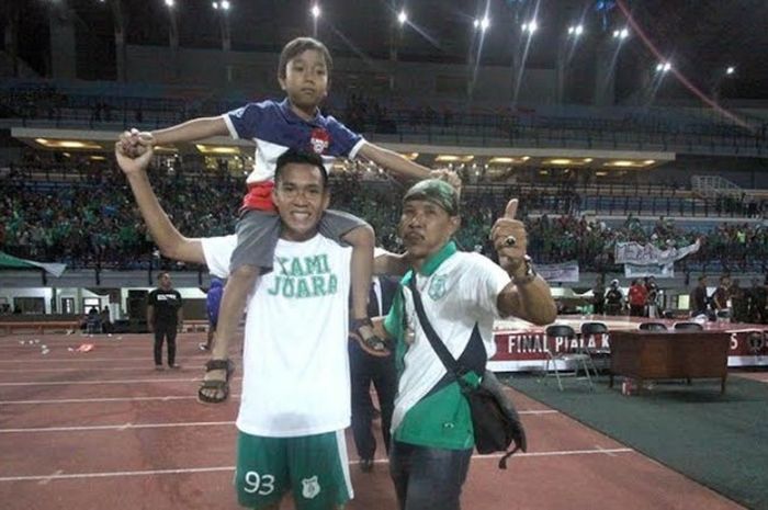 Penyerang PS TNI, Edwin Ramdani (93) saat masih membela PSMS Medan dan merayakan timnya jadi juara Piala Kemerdekaan 2015 di Stadion Gelora Bung Tomo, Surabaya. 