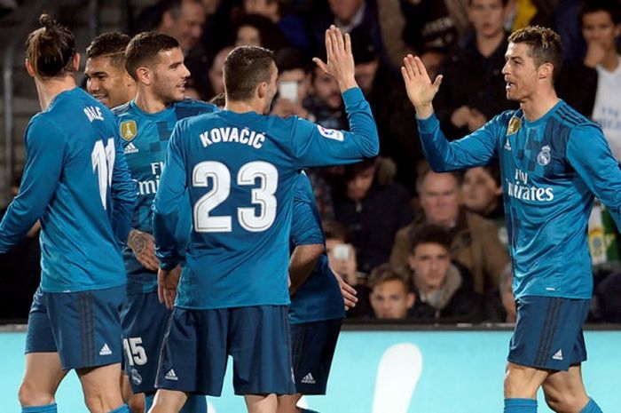 Megabintang Real Madrid, Cristiano Ronaldo (kanan), merayakan gol yang dia cetak ke gawang Real Betis dalam laga Liga Spanyol di Stadion Benito Villamarin, Sevilla, pada 18 Februari 2018.