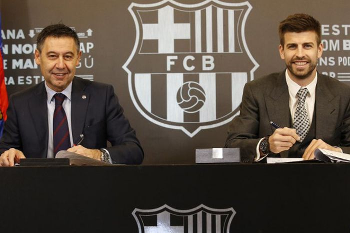 Gerard Pique menandatangani kontrak baru bersama Barcelona ditemani Presiden Barcelona, Josep Maria Bartomeu pada Senin (29/1/2018).