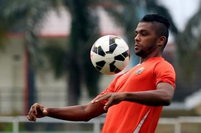 Striker asal Brasil, Patrick da Silva yang tak kunjung dikontrak Persija bisa saja jadi rekrutan Bhayangkara Surabaya United. 