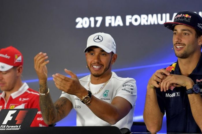 Pebalap Formula 1 asal Inggris Raya, Lewis Hamilton (tengah), berbicara dalam konferensi pers jelang GP Abu Dhabi di Sirkuit Yas Marina, Kamis (23/11/2017).