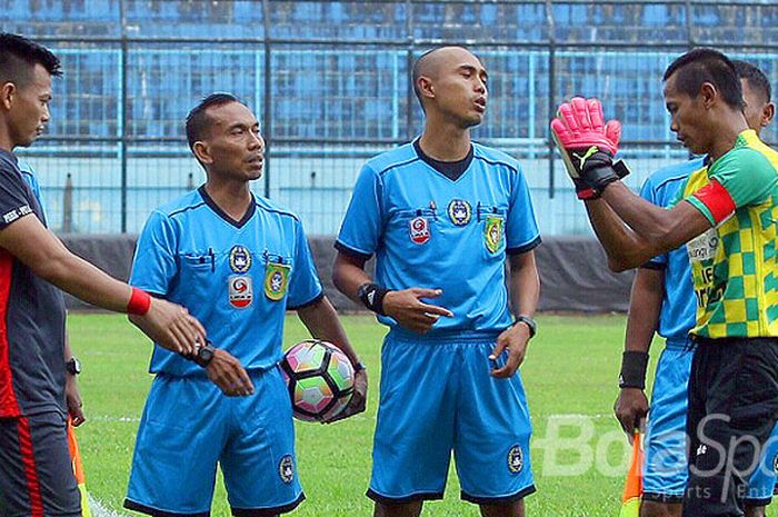 Kiper Persewangi Banyuwangi, Nanda Pradana (kanan), menolak bersalaman dengan tim PSBK di awal pertandingan dalam laga play-off Grup H Liga 2 yang berlangsung di Stadion Kanjuruhan Malang, Jawa Timur, Selasa (10/10/2017) sore.