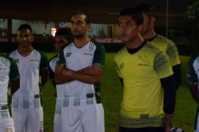 Gustavo Lopez (empat dari kiri) seleksi di PS Tira, Kamis (1/3/2018).