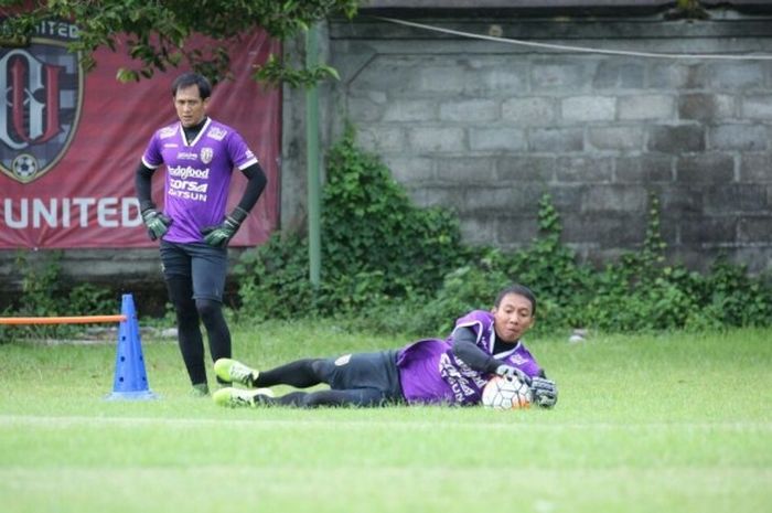 Ega Rizky Pramana mencoba menahan bola sepakan rekannya dalam sesi latihan Bali United, Rabu (18/1/2016) sore di Lapangan Trisakti, Kuta.