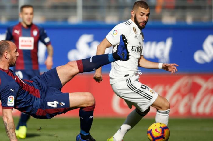 Striker Real Madrid, Karim Benzema, menggiring bola dalam laga pekan ke-13 Liga Spanyol, di Stadion Municipal de Ipurua, Eibar, Sabtu (24/11/2018) malam WIB.