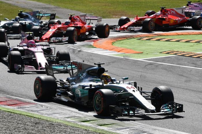 Pebalap tim Mercedes, Lewis Hamilton, memimpin jalannya balapan GP Italia yang berlangsung di Autodromo Nazionale, Monza, Minggu (3/9/2017).