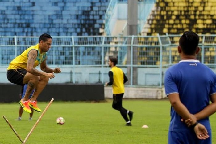Penyerang berstatus marquee player Arema FC, Juan Pablo Pino pada sesi latihan perdana Arema FC di Stadion Kanjuruhan, Kab Malang pada Selasa (18/04/2017).