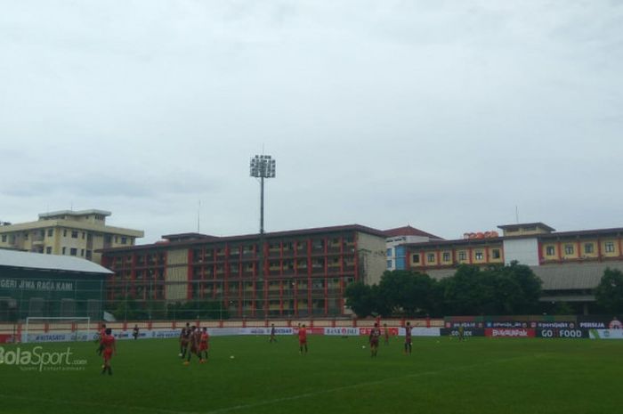 Suasana latihan Persija Jakarta di Stadion PTIK, Jakarta Selatan, Senin (25/6/2016).