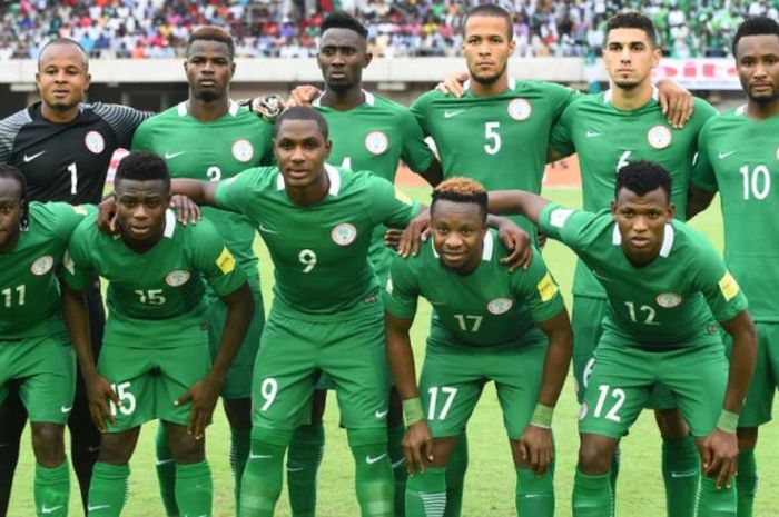 Para pemain timnas Nigeria berpose menjelang kick-off laga Kualifikasi Piala Dunia 2018 lawan Kamerun di Godswill Akpabio Stadium, Uyo, 1 September 2017.