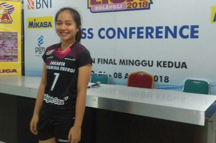 Pemain timbola  putri Jakarta Pertamina Energi, Millenia Gumilar berpose di GOR Sritex Arena, Solo, Jumat (6/4/2018).