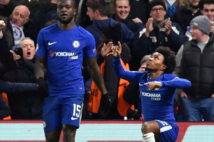 Gelandang Chelsea, Willian (kanan), merayakan gol yang dia cetak ke gawang FC Barcelona dalam laga leg pertama babak 16 besar Liga Champions di Stadion Stamford Bridge, London, Inggris, pada 20 Februari 2018.