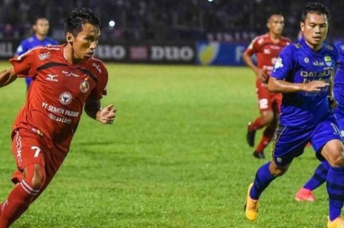 Gelandang Semen Padang, Rudi, menggiring bola dibayangi pemain Persib, Dedi Kusnandar.