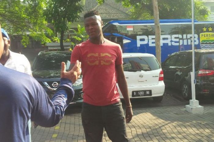 Calon striker anyar Persib Bandung, Ezechiel Aliadjim N'Douassel saat tiba di Graha Persib, Jalan Sulanjana, Kota Bandung, Selasa (8/8/2017) pagi. 