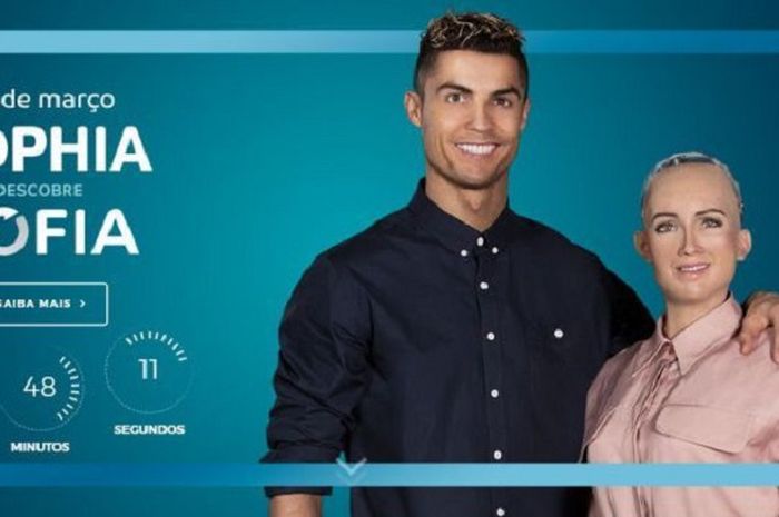 Cristiano Ronaldo mempromosikan produk wifi bersama robot Sophia