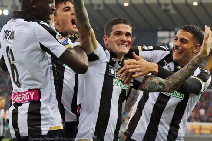 Pemain andalan Udinese, Rodrigo de Paul (kedua dari kanan) merayakan gol bersama rekan setimnya.