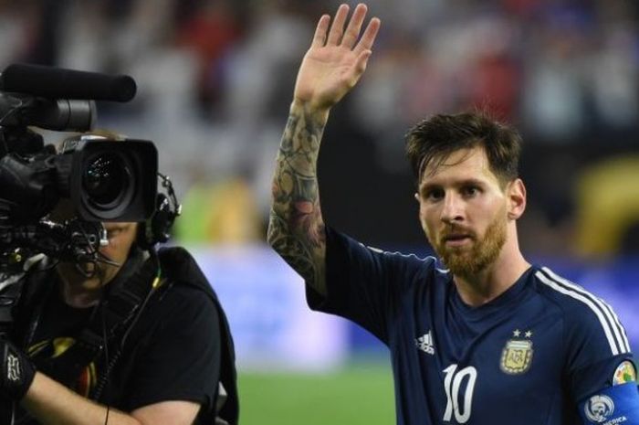 Kapten Argentina, Lionel Messi, menyapa penggemar usai mengalahkan Amerika Serikat dalam pertandingan semifinal Copa America Centenario di NRG Stadium, Houston, Amerika Serikat, 21 Juni 2016.