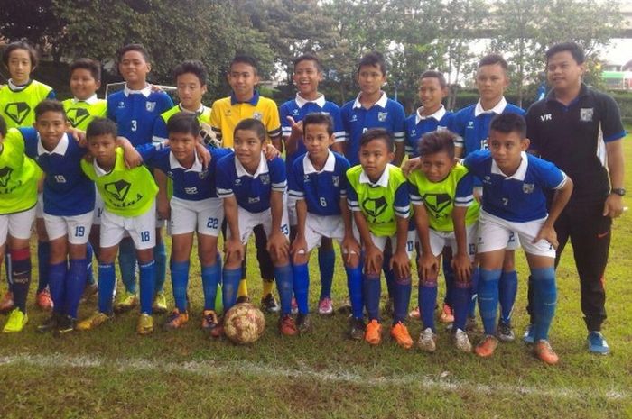 Angga Kurniawan (tiga kiri bawah), sukses mencetak gol semata wayang South Tangerang City dalam lanjutan Liga BOLA U-13 Minggu, (7/2/2016)