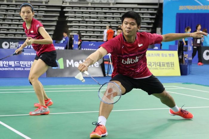 Pasangan ganda campuran Indonesia, Praveen Jordan/Debby Susanto, saat menjalani pertandingan melawan Bodin Isara/Savitree Amitrapai (Thailand) pada babak kedua turnamen Korea Terbuka di SK Handball Stadium, Seoul, Kamis (14/9/2017).