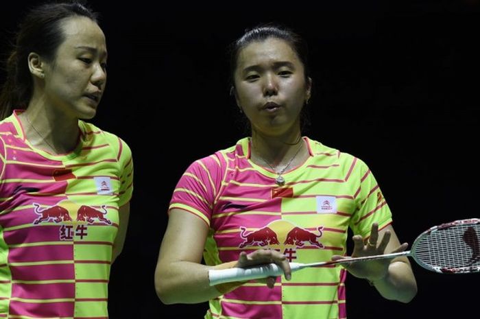 Pasangan ganda putri China, Tian Qing (kanan) dan Zhao Yunlei, berdiskusi di sela pertandingan melawan  Jung Kyung-eun/Shin Seung-chan (Korea Selatan) pada babak final Piala Uber di Kunshan Sports Center, Kunshan, China, Sabtu (21/5/2016).