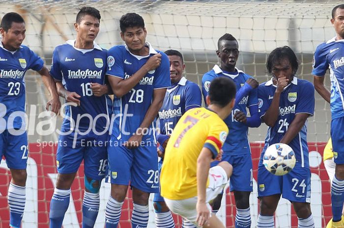 Para pemain Persib Bandung berusaha menahan eksekusi tendangan bebas pemain Kitchee dalam laga Piala AFC 2015.