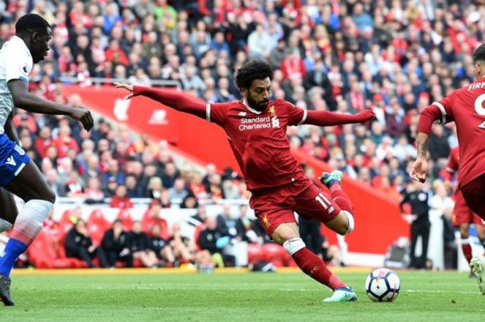      Penyerang Liverpool FC, Mohamed Salah (tengah), melepaskan tembakan ke arah gawang Stoke City dalam partai Liga Inggris di Stadion Anfield, Liverpool, 28 April 2018.     