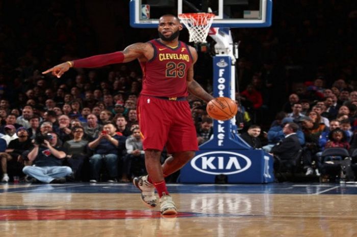 Pemain Cleveland Cavaliers, LeBron James, sedang membawa bola saat berhadapan dengan New York Knicks pada laga lanjutan NBA 2017/18, Senin (13/11/2017) waktu setempat.