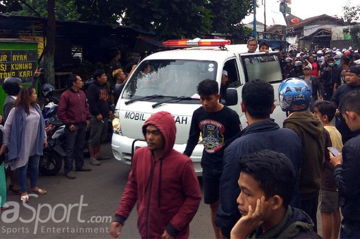 Ratusan bobotoh iringi mobil ambulans yang membawa jenazah Ricko Andrean ke tempat pemakaman umum Cikutra, Kota Bandung, Kamis (27/7/2017).
