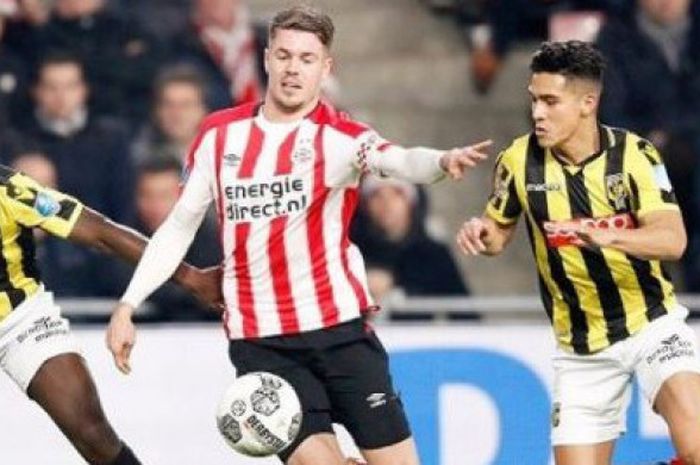 Gelandang Vitesse Arnhem, Navarone Foor  (kanan), saat melawan PSV Eindhoven.