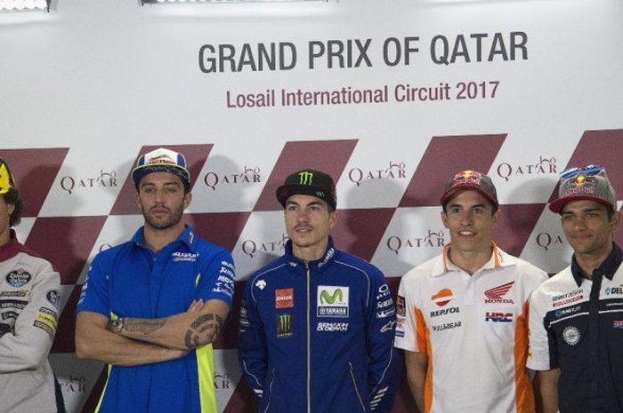 Pembalap Movistar Yamaha Racing, Maverick Vinales (tengah), berfoto dengan pebalap Suzuki Ecstar, Andrea Iannone (kedua dari kiri), dan pebalap Repsol Honda, Marc Marquez (kedua dari kanan), setelah sesi kualifikasi MotoGP Qatar di Sirkuit Losail, Sabtu (25/3/2017) malam waktu setempat, resmi dibatalkan pihak penyelenggara. Vinales akan memulai balapan dari pole position, diikuti Iannone dan Marquez.
