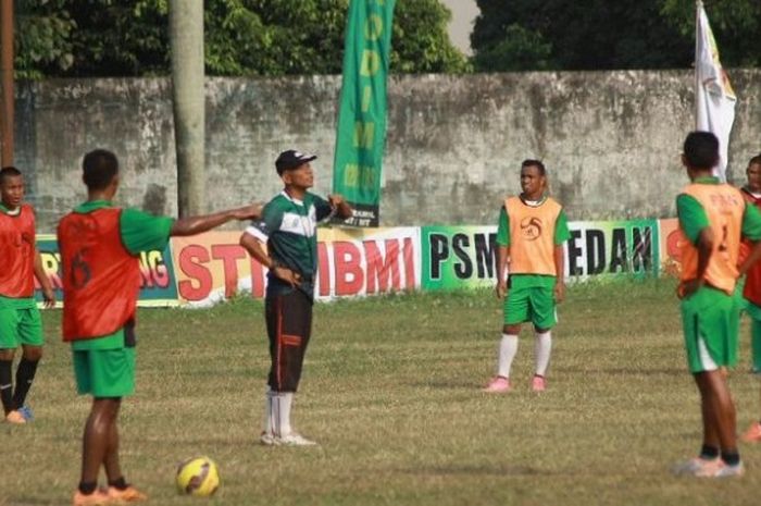 Pelatih PSMS Medan, Suharto AD, memimpin sesi latihan tim.