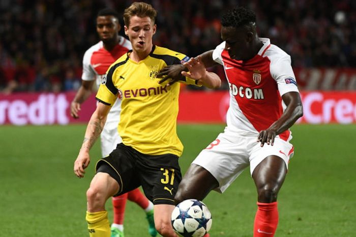 Bek Borussia Dortmund, Erik Durm (kiri), saat berduel dengan pemain AS Monaco, Benjamin Mendy, dalam pertandingan leg 2 perempat final Liga Champions 2016-2017 di Stadion Stade Louis II, Monako, pada 19 April 2017.