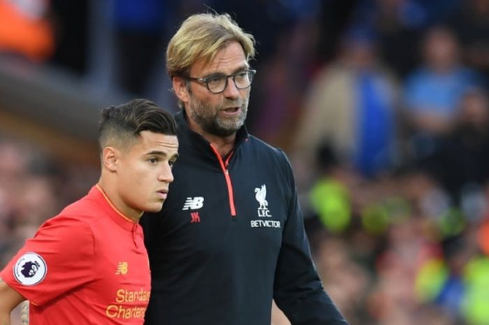 Pelatih Liverpool, Juergen Klopp (kanan), berbicara dengan Philippe Coutinho dalam partai Liga Inggris melawan Leicester di Anfield, 10 September 2016.