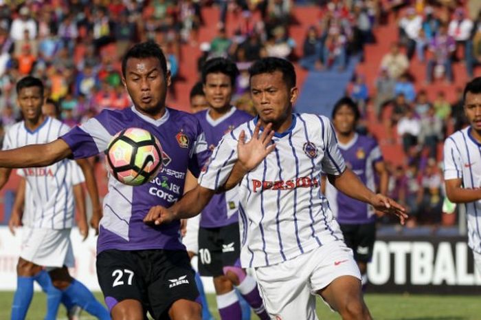 Gelandang Persik, Ahmad Taufik (kiri) duel dengan bek Persida, M Ansori pada laga Grup 6 Liga 2 musim 2017 di Stadion Brawijaya, Kediri, Selasa (25/7/2017). 