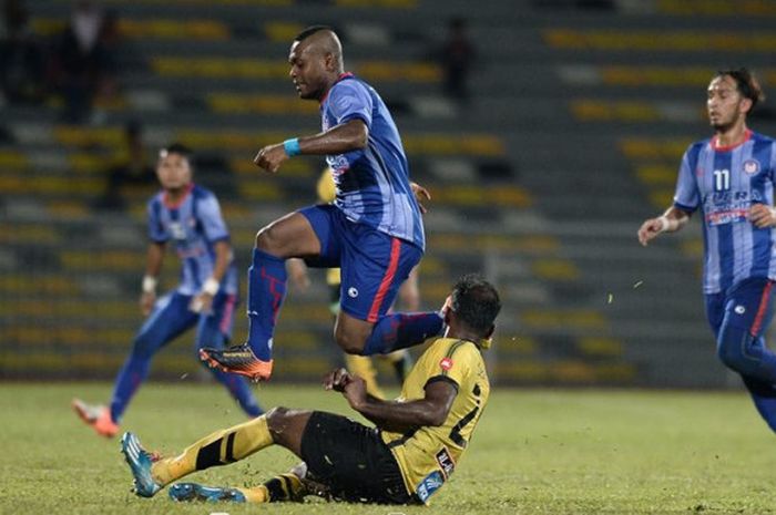 Aksi gelandang Felcra FC, David Laly menghindari tebasan pemain bertahan Perak FA pada laga perdana Piala Malaysia 2018 di Stadion Perak, Ipoh, 4 Agustus 2018. 