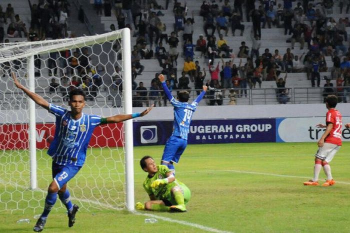 Selebrasi bek Persiba Balikpapan, Yudi Khoerudin, selepas mencetak gol penyama kedudukan pada menit ke-88 ke gawang Bali United pada laga pekan ke-29 Liga 1 di Stadion Batakan, Balikpapan, Senin (16/10/2017).