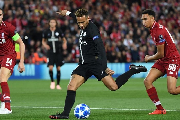 Penyerang Paris Saint-Germain, Neymar (tengah), melepaskan tendangan dalam laga Grup C Liga Champions kontra Liverpool FC di Stadion Anfield, Liverpool, Inggris pada 18 September 2018.