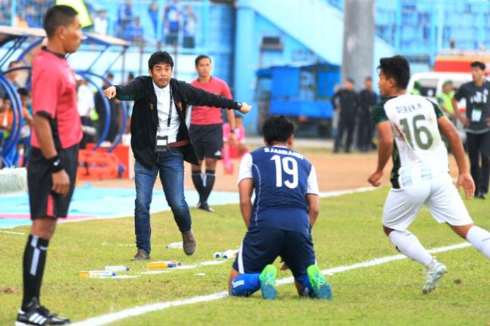 Ekspresi pelatih PS Tira, Nilmaizar, dalam pertandingan Liga 1 melawan Arema FC di Stadion Kanjuruhan, Minggu (15/7/2018). 