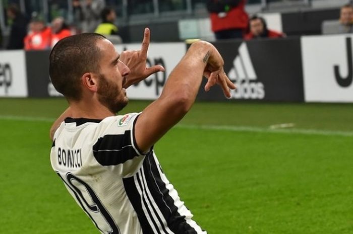 Pemain belakang Juventus, Leonardo Bonucci, merayakan gol ke gawang Napoli pada partai lanjutan Serie A di Juventus Stadium, Sabtu (29/10/2016).