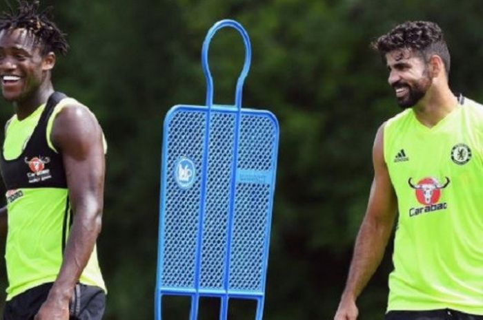 Michy Batshuayi bersama Diego Costa di sesi latihan Chelsea.