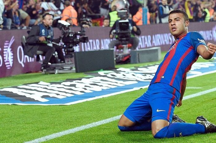 Gelandang Barcelona, Rafinha, melakukan selebrasi usai mencetak gol saat melawan Granada dalam laga lanjutan La Liga 2016-2017 di Stadion Camp Nou, Barcelona, pada 29 Oktober 2016.